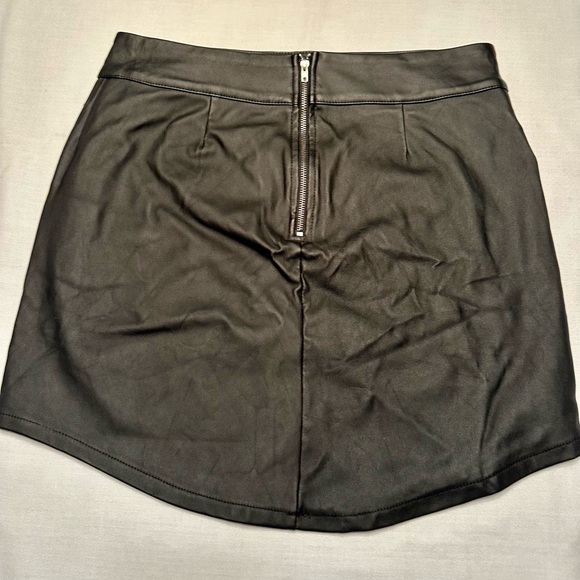 Charlotte Russe. Black pleather skirt with zipper back and asymmetrical hem Sz M - Picture 2 of 4